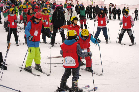 교통안전공단(이사장 오영태)은 13일부터 15일, 20일부터 22일까지 두 차례에 걸쳐 생활형편이 어려운 자동차사고 피해가정 유자녀 400명을 강원도 평창 휘닉스파크에 초청해 겨울 스키캠프를 개최한다고 14일 밝혔다. 캠프에 참가한 학생들이 스키 강습을 받고 있다. 교통안전공단 제공